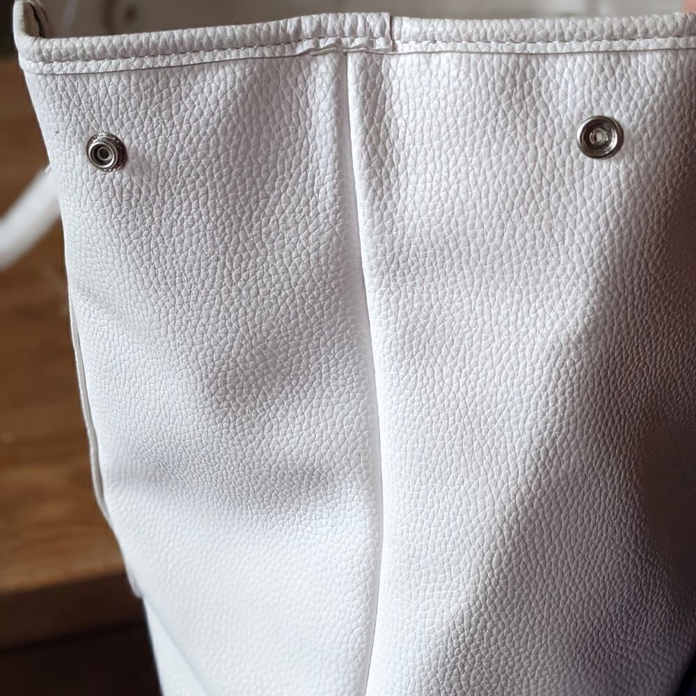 Minicci Best Mom Ever White Vegan Leather Purse - Picture 8 of 13